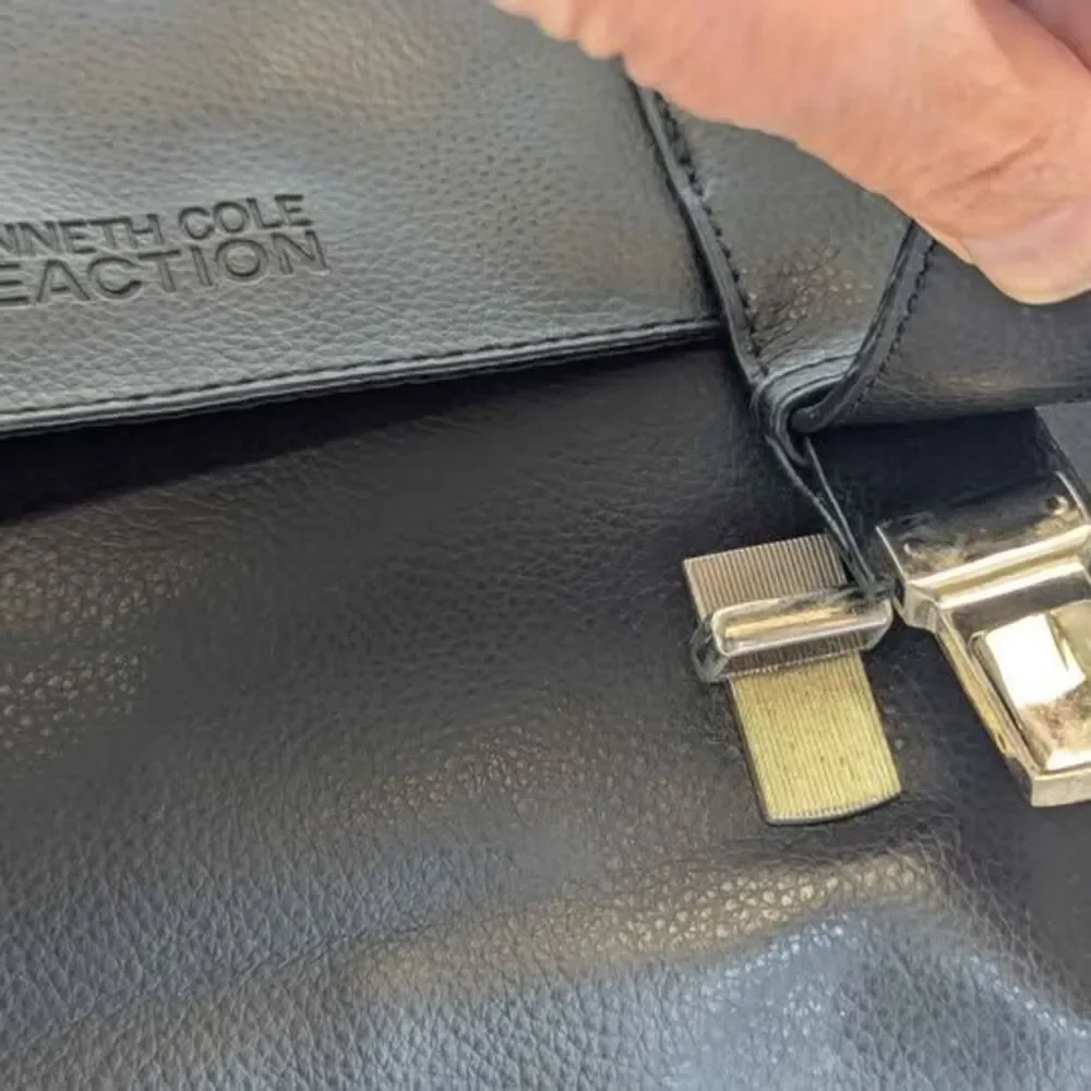 Kenneth Cole Reaction Black Leather Crossbody Messenger Bag Briefcase for Men